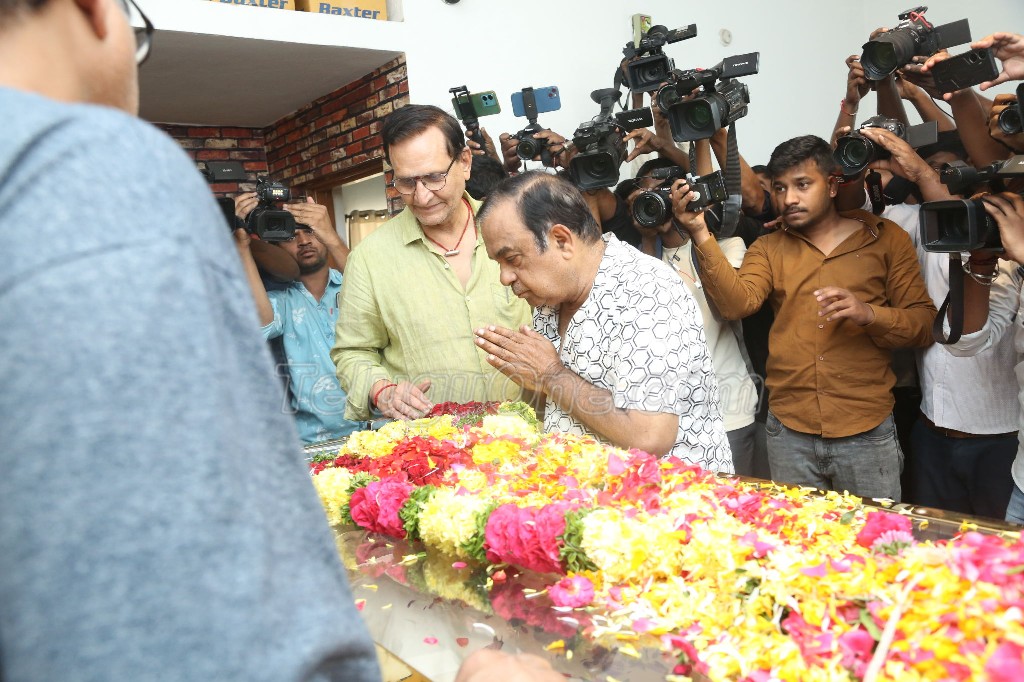 Celebs Pay Homage to Chandra Mohan Photos